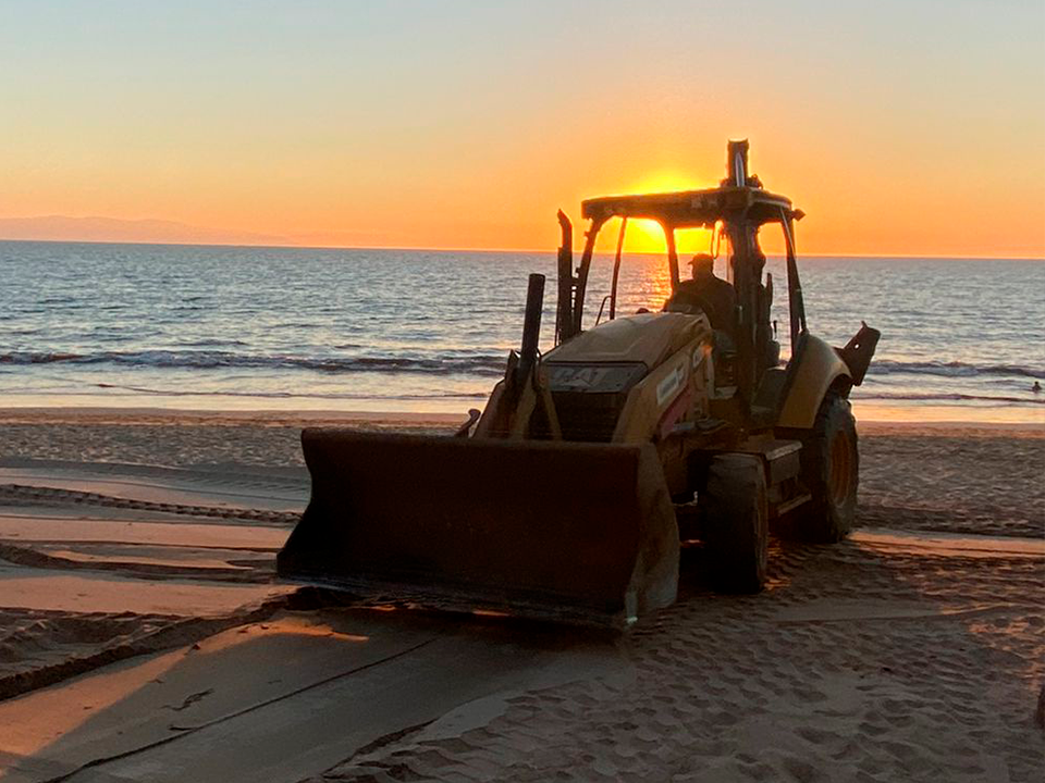 retroexcavadora-en-playa